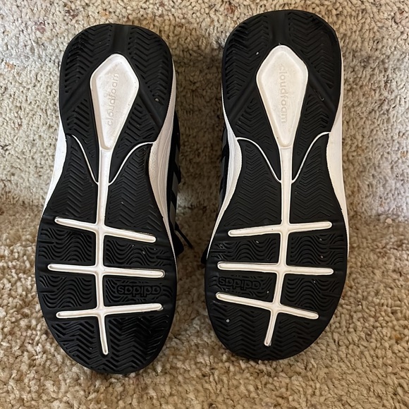 Adidas girls basketball sneakers.  Like new! - Picture 5 of 6